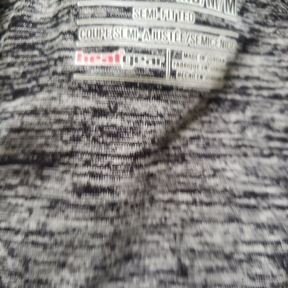 Conquer Your Fitness Goals in Style with the Under Armour Unisex Shirt! - Picture 3 of 3